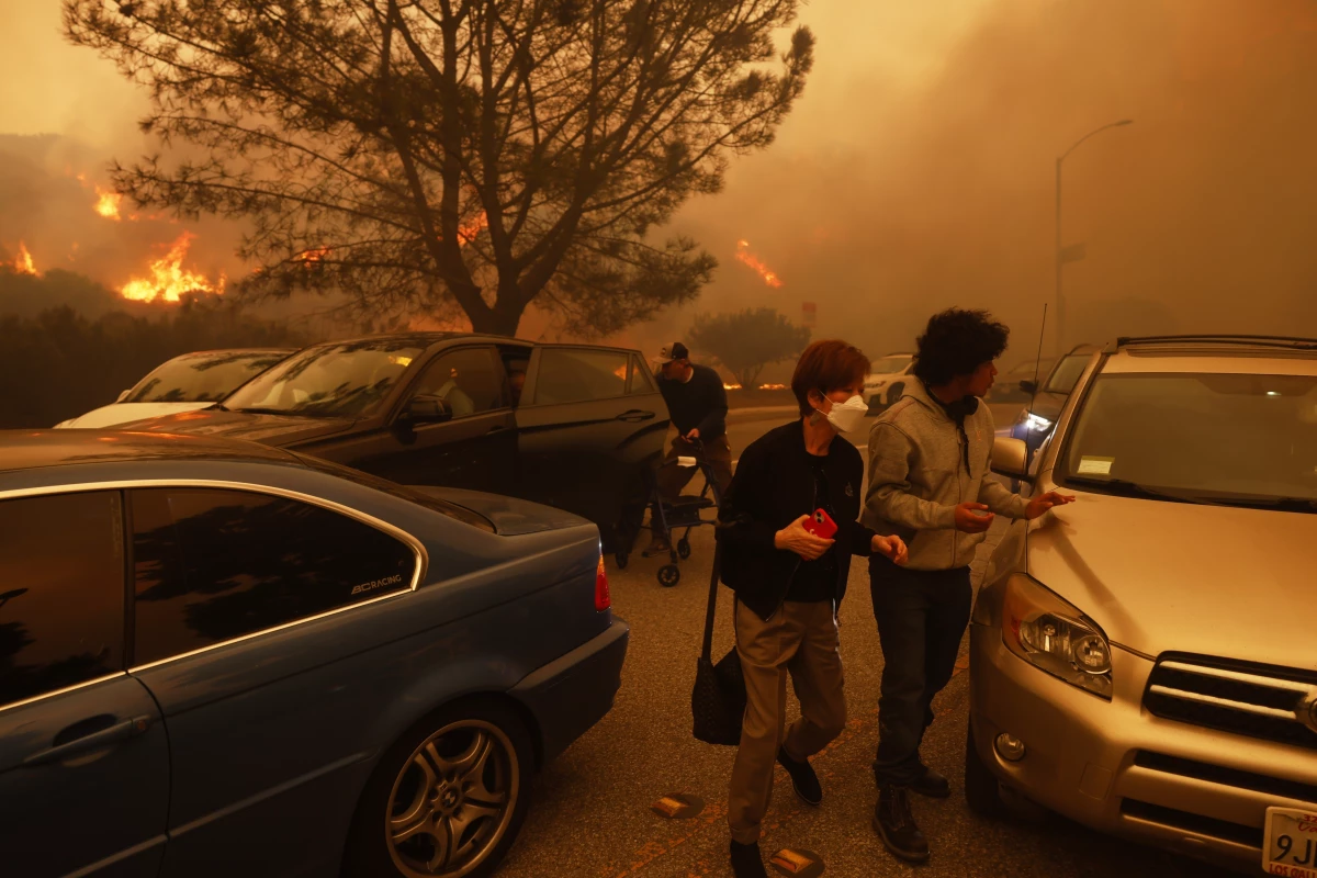 As the Palisades Fire advanced, some Pacific Palisades residents were stuck in gridlock traffic and had to flee on foot.