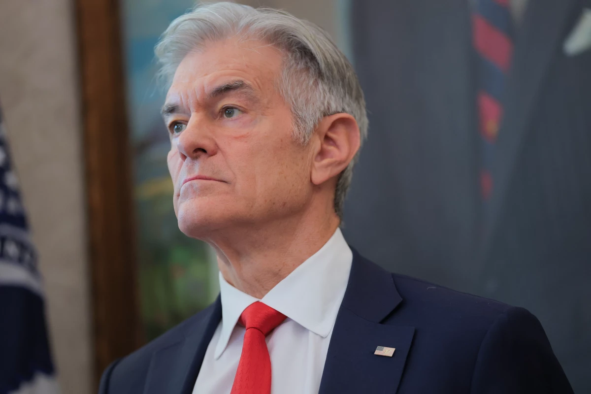 Dr. Mehmet Oz leads the Centers for Medicare & Medicaid Services. A CMS plan to keep payments to Medicare Advantage flat in 2027 roiled health insurance stocks this week.