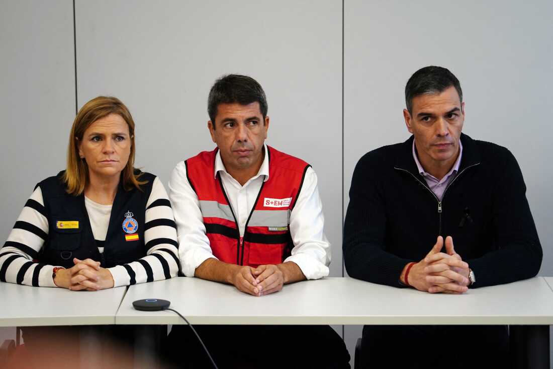 Spanish Prime Minister Pedro Sanchez (R) presides a meeting of the government's crisis committee next to Valencia Regional President Carlos Mazon (C) in L'Eliana on October 31, 2024. Rescuers raced on October 31, 2024 to find survivors and victims of once-in-a-generation floods in Spain.