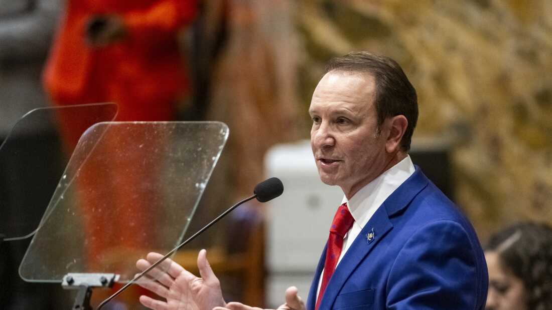 Le gouverneur de la Louisiane Jeff Landry s'exprime lors du début de la session extraordinaire dans la Chambre des représentants le 15 janvier 2024, à Baton Rouge. Les avocats des droits civiques affirment qu'une nouvelle loi de la Louisiane qui érige en infraction le fait de s'approcher à moins de 25 pieds d'un policier dans certaines circonstances est un affront au mouvement pour la justice raciale et viole le premier amendement. Les critiques ont déclaré que la loi signée cette semaine par le gouverneur républicain Jeff Landry pourrait entraver la capacité du public à filmer les policiers. (Michael Johnson/The Advocate via AP, Pool, File)