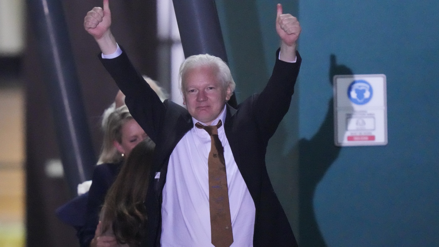 アサンジ氏、帰国途中にスパイ活動の罪を認めオーストラリアに到着 : –