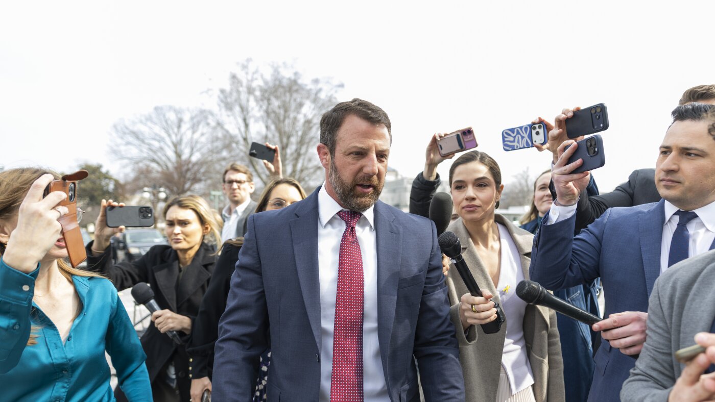 Lo que necesita saber sobre el senador Markwayne Mullin, la nueva elección de Trump para dirigir el DHS: NPR