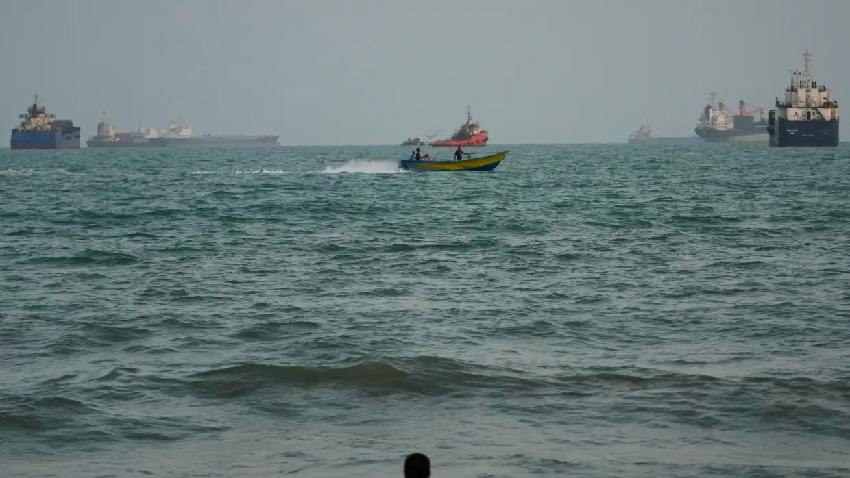 U.S. strikes Iranian oil tankers in retaliation for missile attacks on Navy ships
