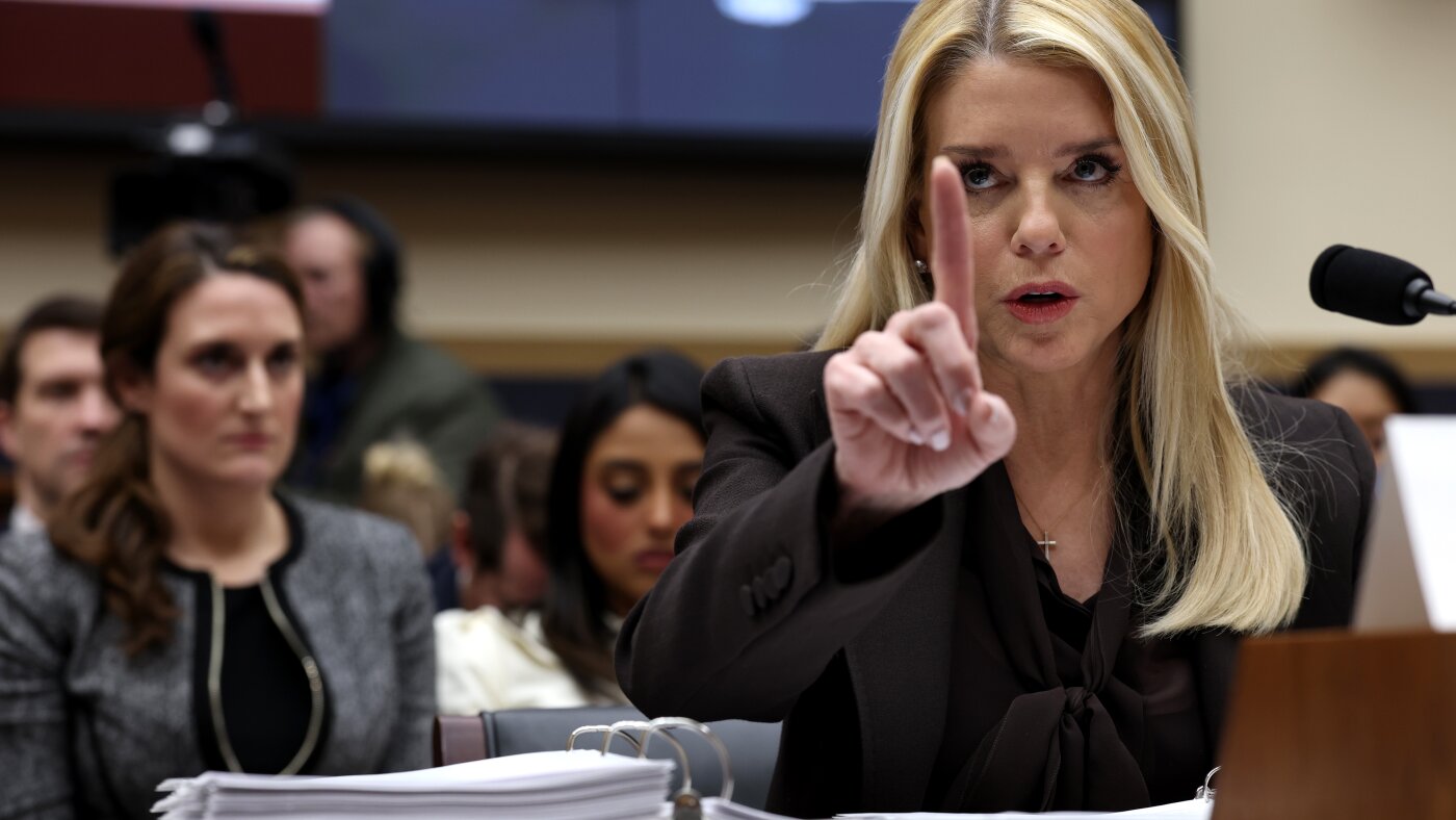 Pam Bondi testificará ante el Congreso el viernes: NPR