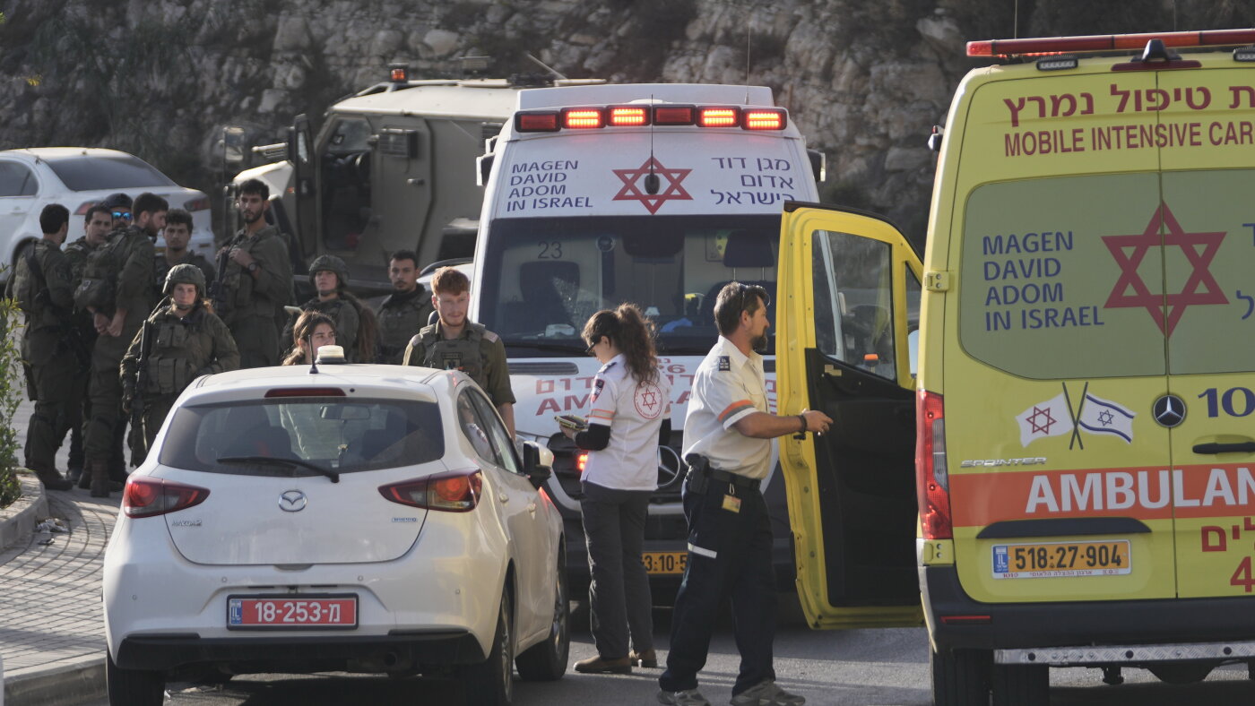 Israel orders closure of West Bank after soldiers kill 2 men behind an alleged attack