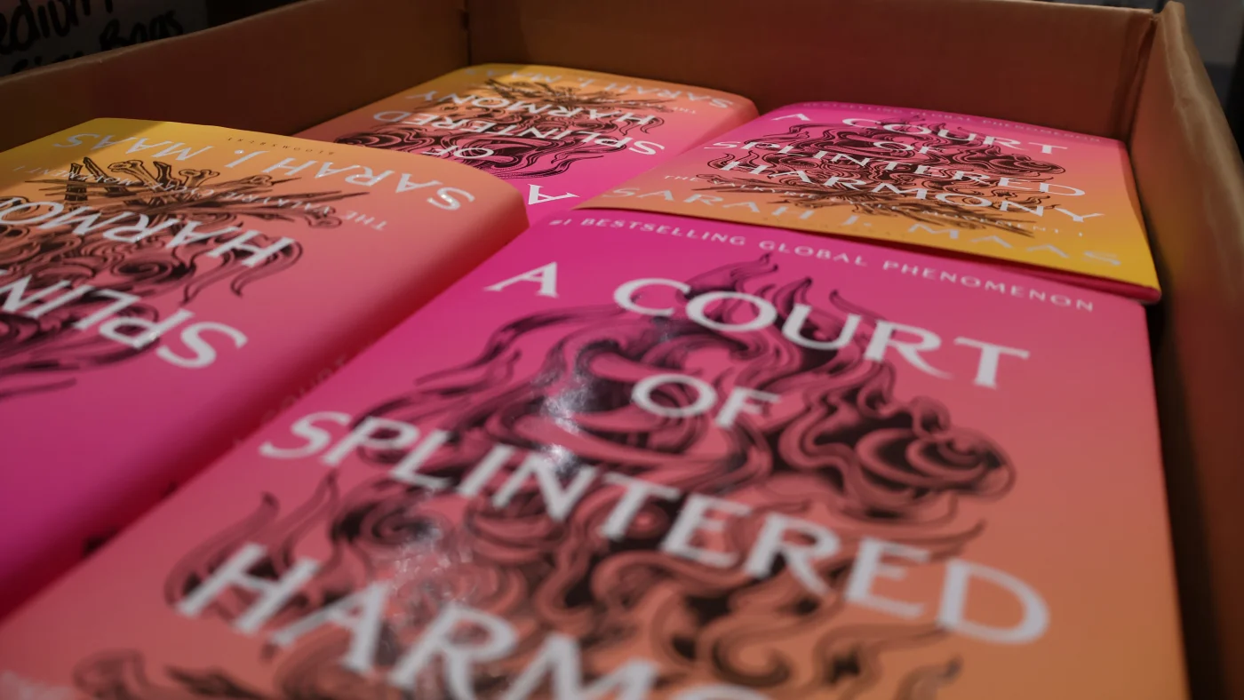 Hardcore ACOTAR fans attend 'Midnight Maas' ahead of the romantasy ...