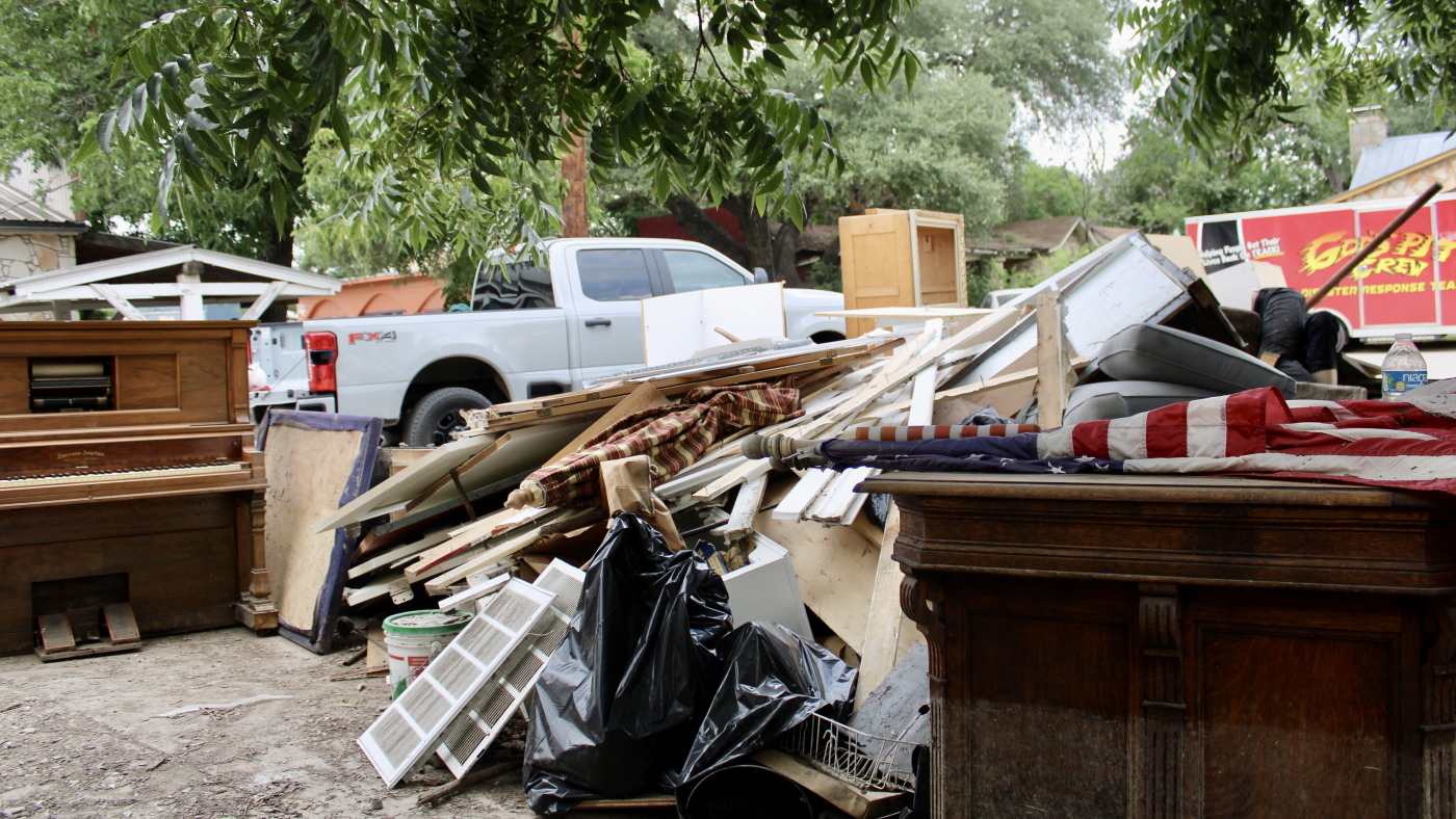 Texas Flood Cleanup: Volunteers Restore After July 4th Disaster - News Directory 3