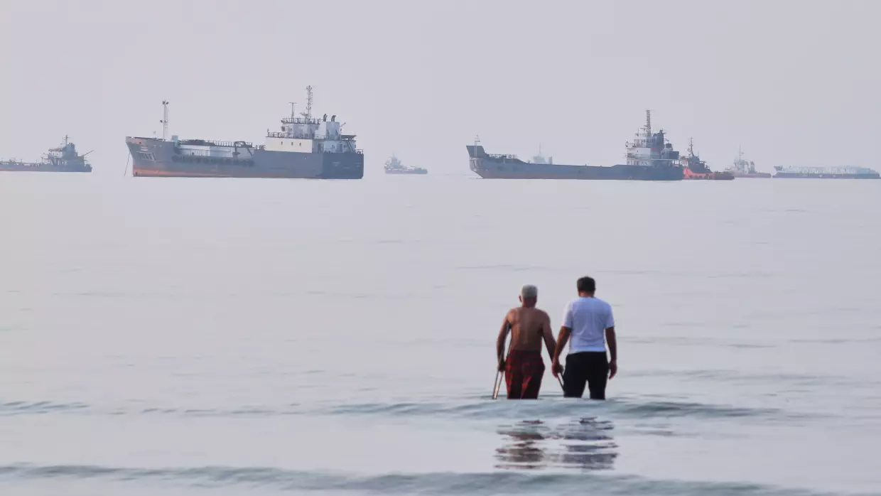 U.S. pauses attacks on Iran for a second straight day and Tehran does too