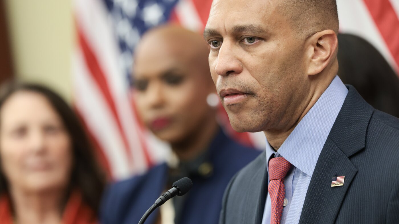 Hakeem Jeffries addresses Democratic Party divisions, says Trump is the bigger issue
