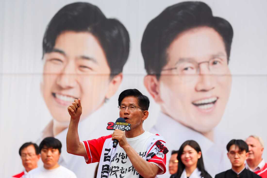 SEOUL, SOUTH KOREA - JUNE 01: Presidential candidate Kim Moon-Soo of the People Power Party speaks during a campaign rally ahead of the presidential election, in Seoul, South Korea, on June 01, 2025. Seven presidential candidates from different parties will compete for the East Asian country's next presidency on June 03, following the ousting of impeached former president Yoon Suk-Yeol. Taiwan-China geopolitical tensions, United States tariff, international trade, ageing population as well as economic development are some of the agenda issues being discussed during the election period. (Photo by Daniel Ceng/Anadolu via Getty Images)