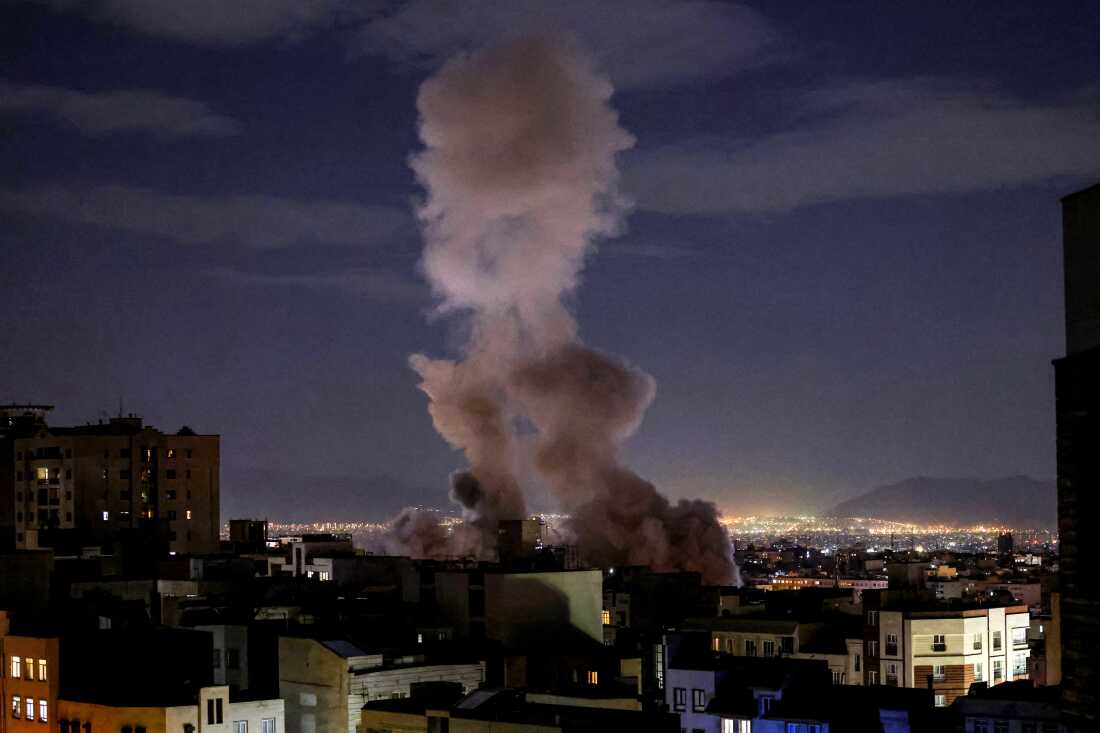 2026 年 3 月 1 日,德黑兰一座建筑遭到导弹袭击,升起滚滚浓烟。2 月 28 日,美国和以色列对伊朗发动袭击,杀死了伊朗最高领导人和高级军事领导人,促使当局对以色列和美国在海湾地区的基地进行了报复。