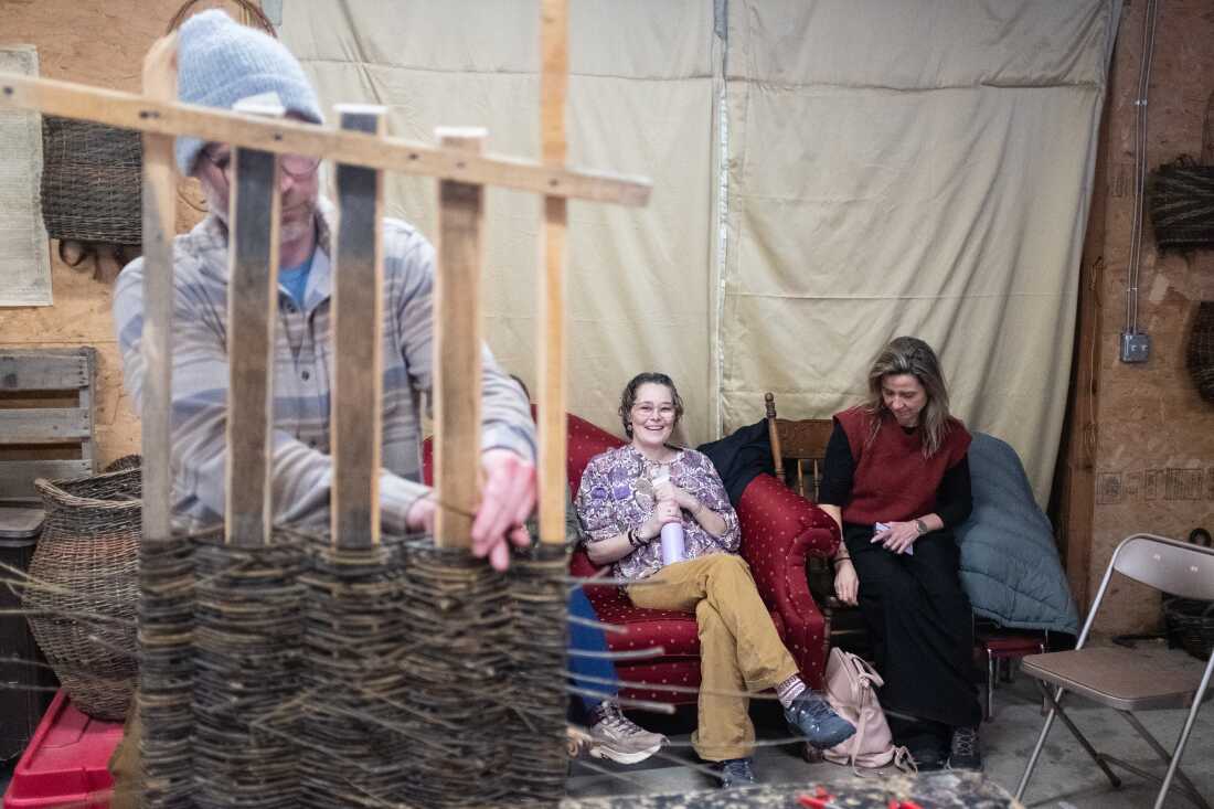 MaddyChristine Hope Brokopp ve Cynthia Siegers bakarken David D'Amico tepsinin arkasını dokuyor.