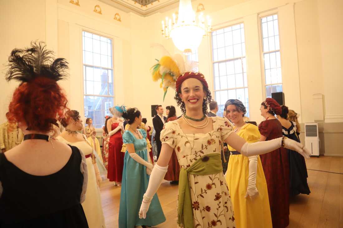 De dansers profiteren van een Georgische kostuumbal die 250 jaar viert sinds de geboorte van Jane Austen in het Museum en de St Albans Gallery, in Engeland, 7 juni 2025.