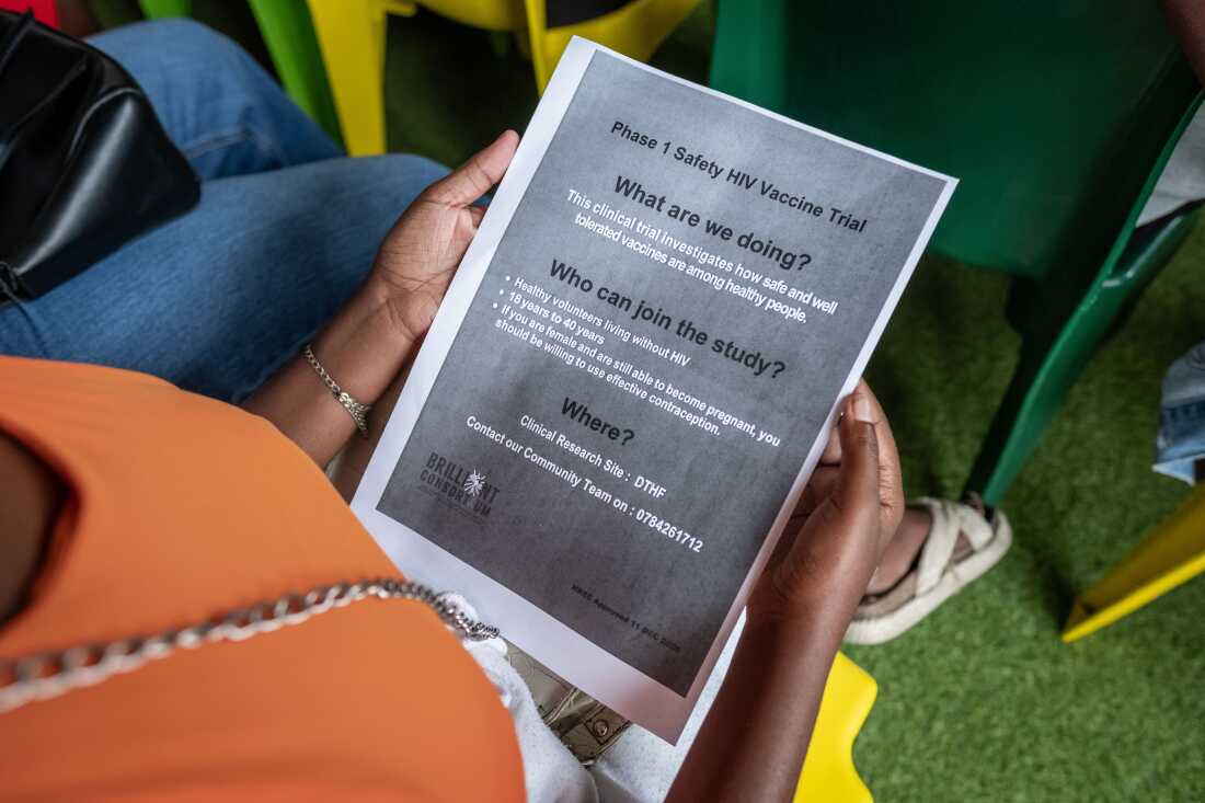 Residents of the Philippi neighbourhood of Cape Town, South Africa, take part in a meeting with members of the BRILLIANT consortium, who will be recruiting participants from Philippi for their upcoming HIV vaccine trials.