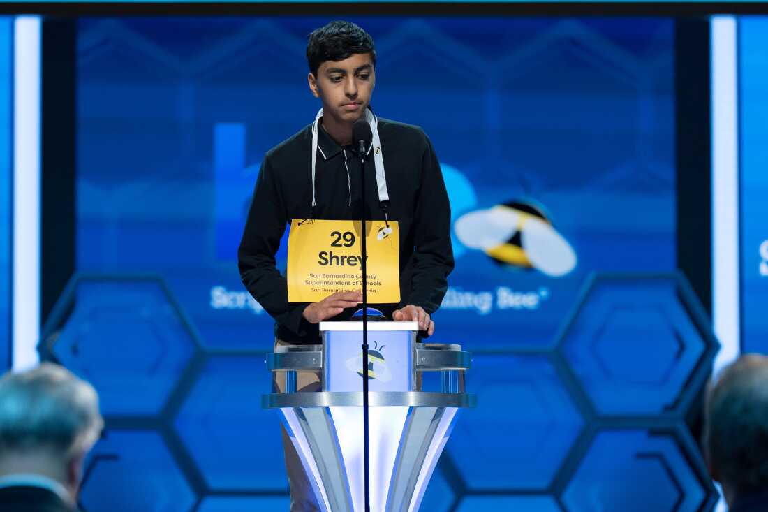 Competitors had to hit a flashing buzzer in order to hear the next word during the spell-off rounds. 