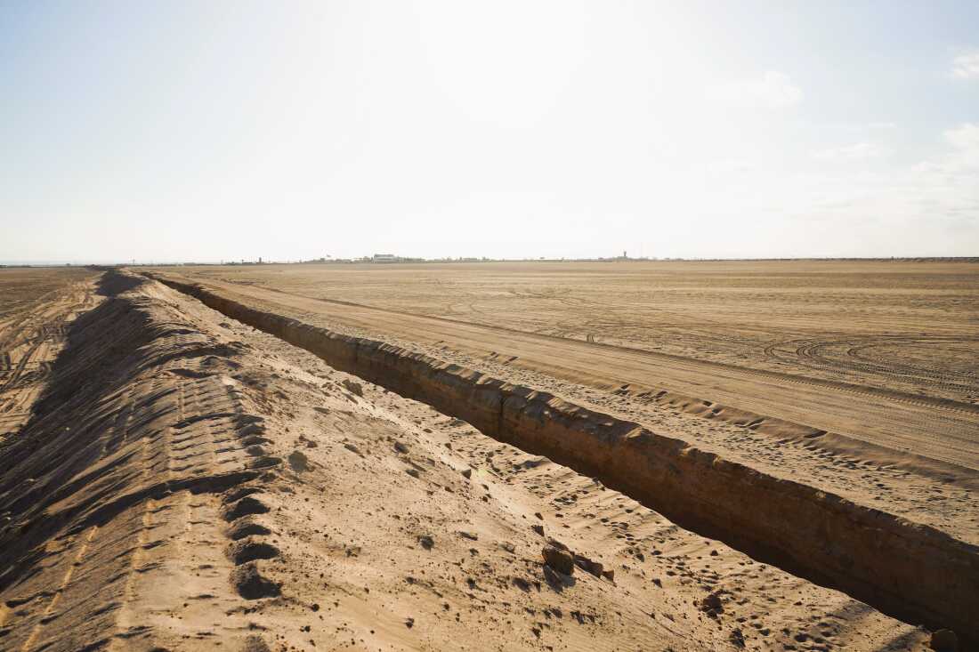 On Chile’s northernmost border with Peru, military excavators carve a deep trench across the windswept pampa, part of a hardline effort to tighten control of migration and cross-border crime under President José Antonio Kast.