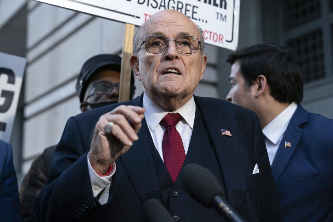 Rudy Giuliani fala durante uma entrevista coletiva fora do tribunal federal em Washington, 15 de dezembro de 2023.