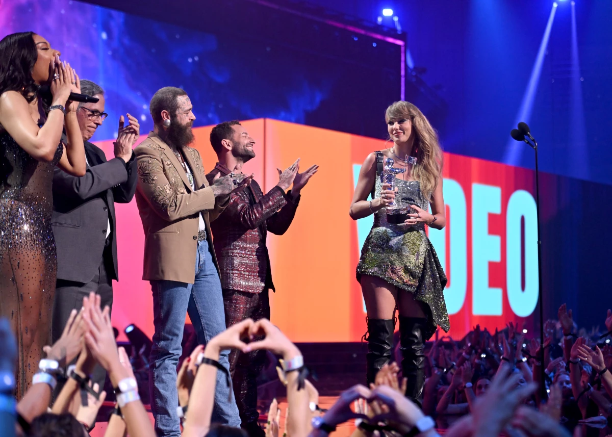 Swift accepts the video of the year award, one of seven she earned at the VMAs.