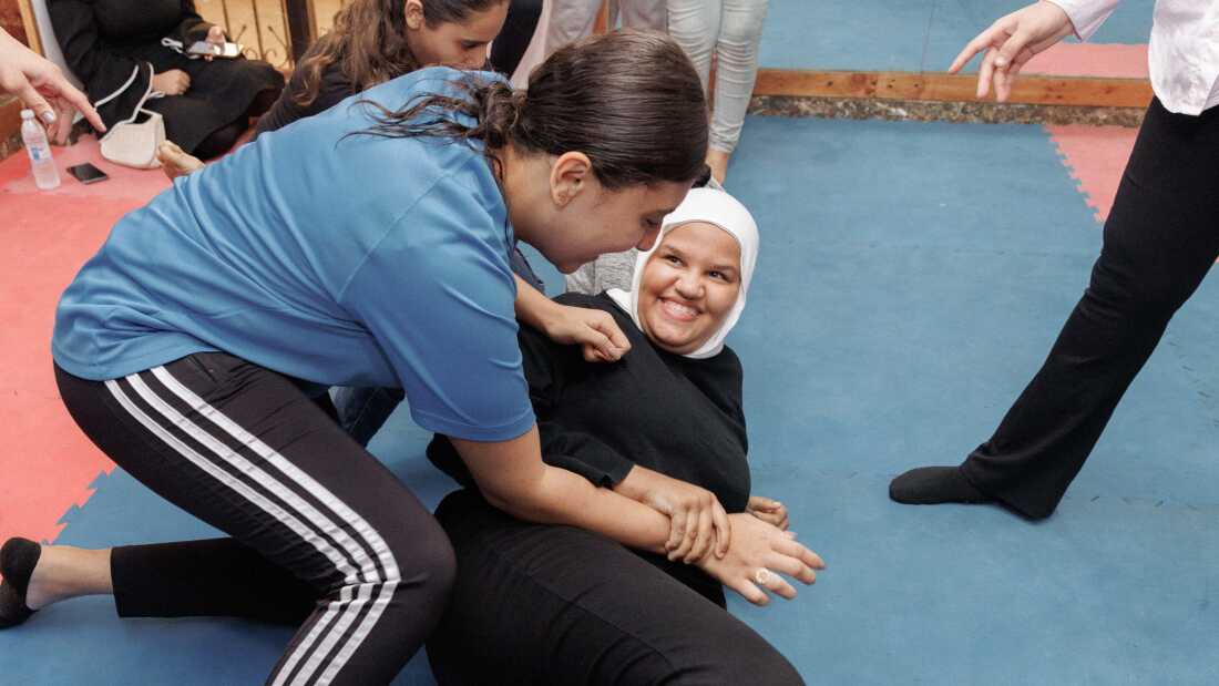Beirute, Líbano: 25/09/25: Meninas palestinas, descendentes da Nakba, se reúnem para treinar jiu jitsu no campo de refugiados de Bourj el Barajneh, no sul de Beirute.