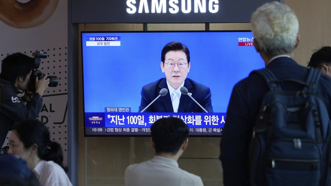 Hundreds of South Koreans arrested in U.S. immigration raid sent home : NPR