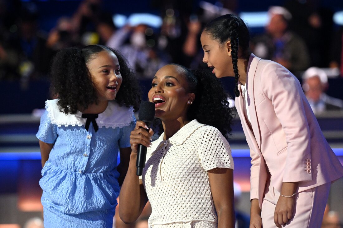 US actress Kerry Washington (C) teaches the public how to pronounce