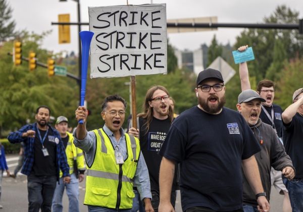 Boeing machinists go on strike after rejecting contract