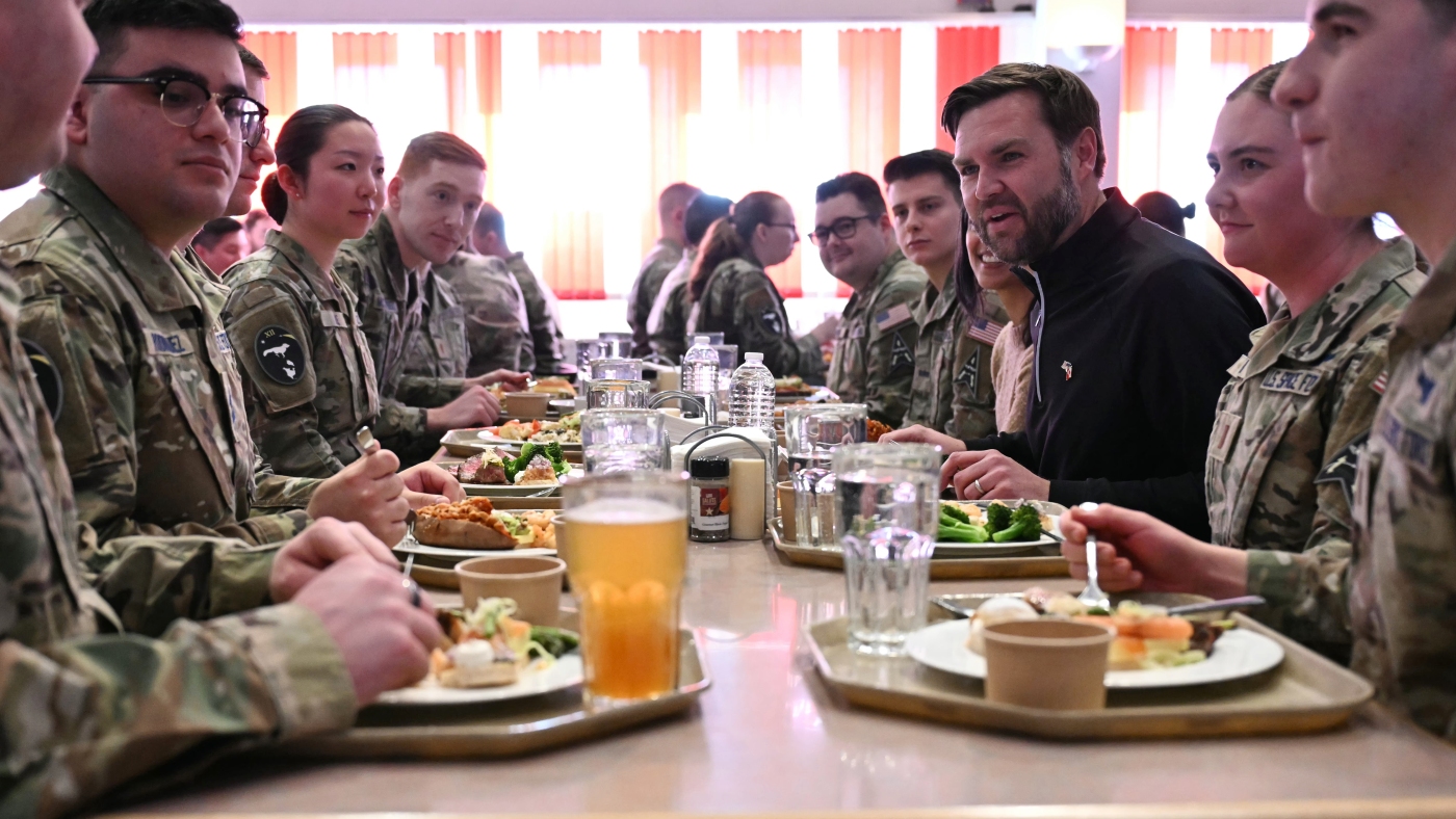 يخبر فانس غرينلاندز أنهم سيكونون أفضل حالًا في أن تكون جزءًا من الولايات المتحدة يخبر فانس غرينلاندز أنهم سيكونون أفضل حالًا في أن تكون جزءًا من الولايات المتحدة