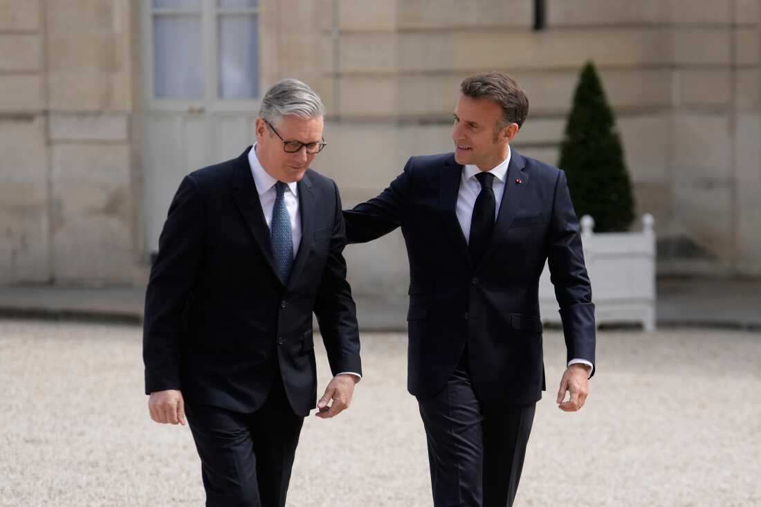 France's President Emmanuel Macron, right, welcomes British Prime Minister Keir Starmer prior to an international summit to push forward efforts to reopen the Strait of Hormuz, at the Elysee Palace, in Paris, France, Friday, April 17, 2026.