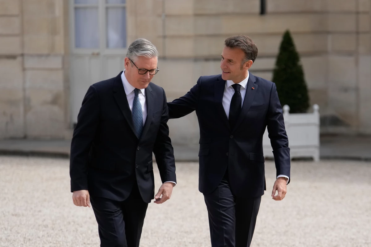 France's President Emmanuel Macron, right, welcomes British Prime Minister Keir Starmer prior to an international summit to push forward efforts to reopen the Strait of Hormuz, at the Elysee Palace, in Paris, France, Friday, April 17, 2026.