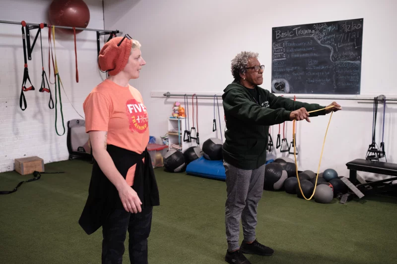 Carol Noyes working out at the⁢ gym