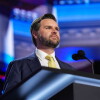 ドナルド・トランプ大統領の副大統領候補であるJD・ヴァンス氏は、ウィスコンシン州ミルクウォーキーのファイサーブフォーラムで行われた2024年共和党全国大会のウォークスルーで演壇に立っている。