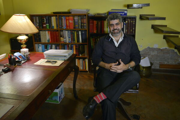 In this picture taken on December 6, 2019, Ahmad Rafay Alam, one of the few environmental lawyers in Pakistan, gives an interview to AFP at his office in Lahore. - In the past five years, air pollution has become an increasingly deadly menace in Pakistan, as a mixture of low-grade diesel fumes, smoke from seasonal crop burn off, and colder winter temperatures coalesce into stagnant clouds of smog.