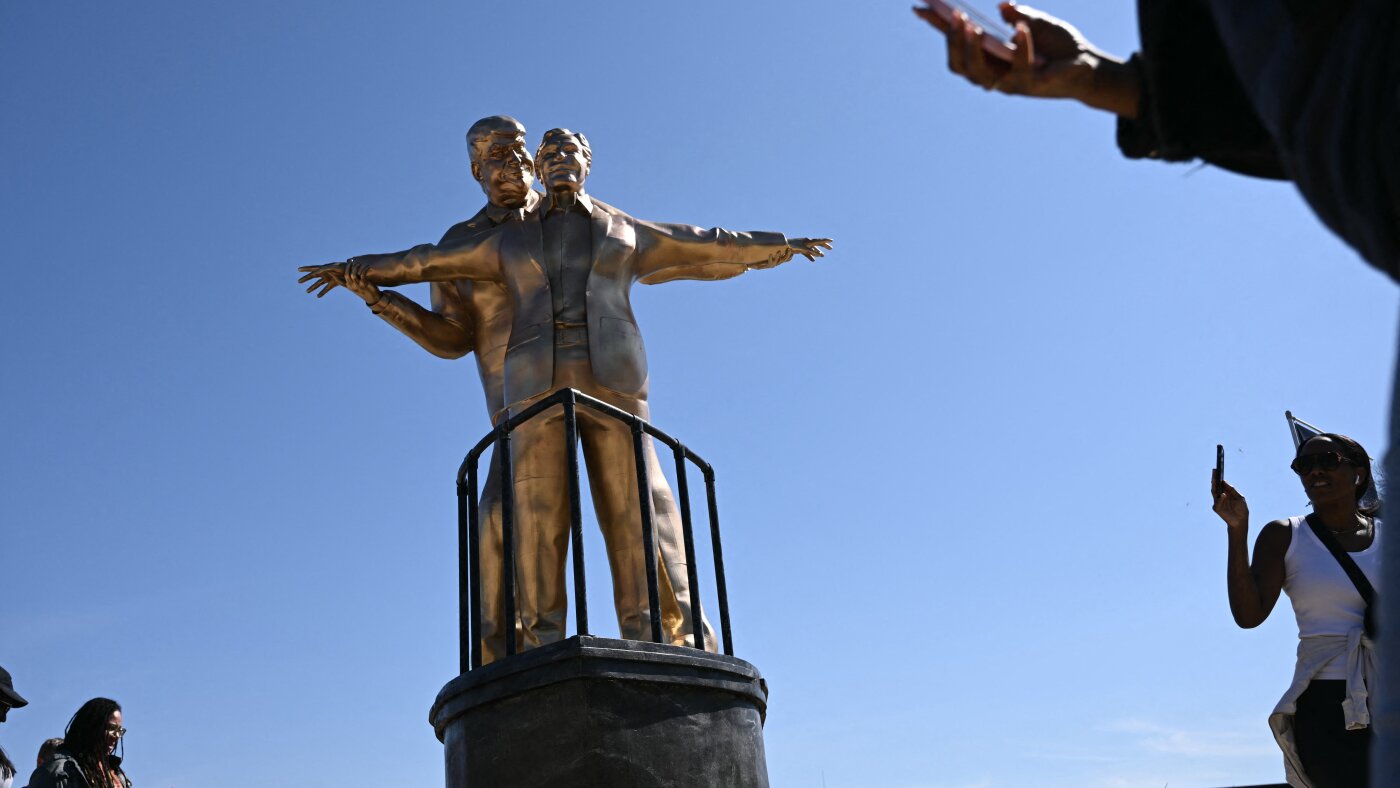 National Mall’daki propaganda savaşı Trump’ı hicivli heykeller ve posterlerle karşı karşıya getiriyor