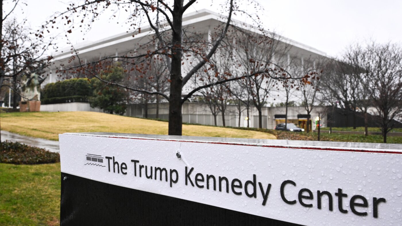 ‘Me engañó una vez…’ Los abogados argumentan que el Centro Kennedy no debería correr la misma suerte que el Ala Este: NPR
|