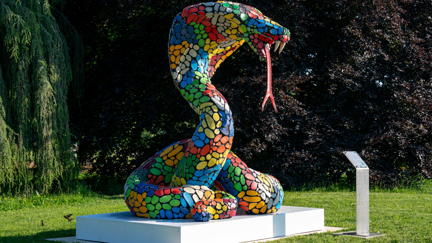 Warum in Genf riesige Schlangenstatuen aufgetaucht sind