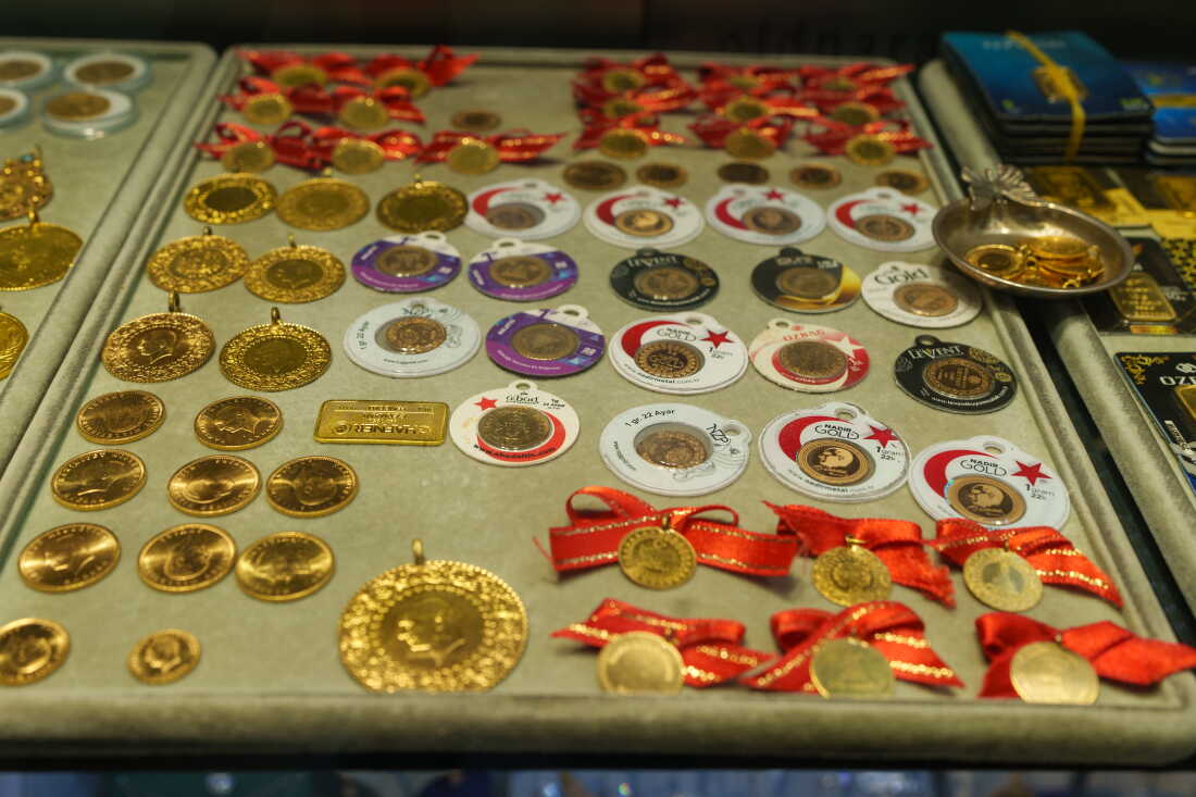 Jewelry displays gold at the Grand Bazaar in Istanbul, Turkey, on Aug. 20, 2026. Finance Minister Mehmet Şimşek has said that about $640 billion in gold and foreign currency is held outside the financial system. For many Turkish savers, physical gold is still a safe way to protect their money from inflation and economic uncertainty. This practice is known as “yastık altı altın,” or “gold under the mattress,” referring to the tradition of keeping wealth in physical assets rather than in banks.