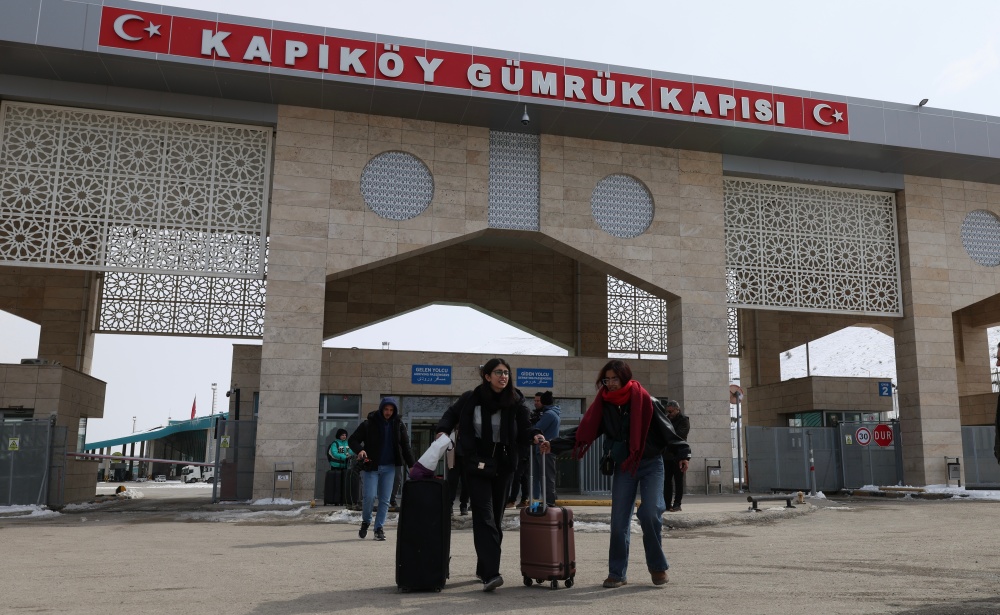 People at the Kapikoy border crossing between Turkey and Iran, in eastern Van province, Turkey, March 2. (<i>AP</i>)