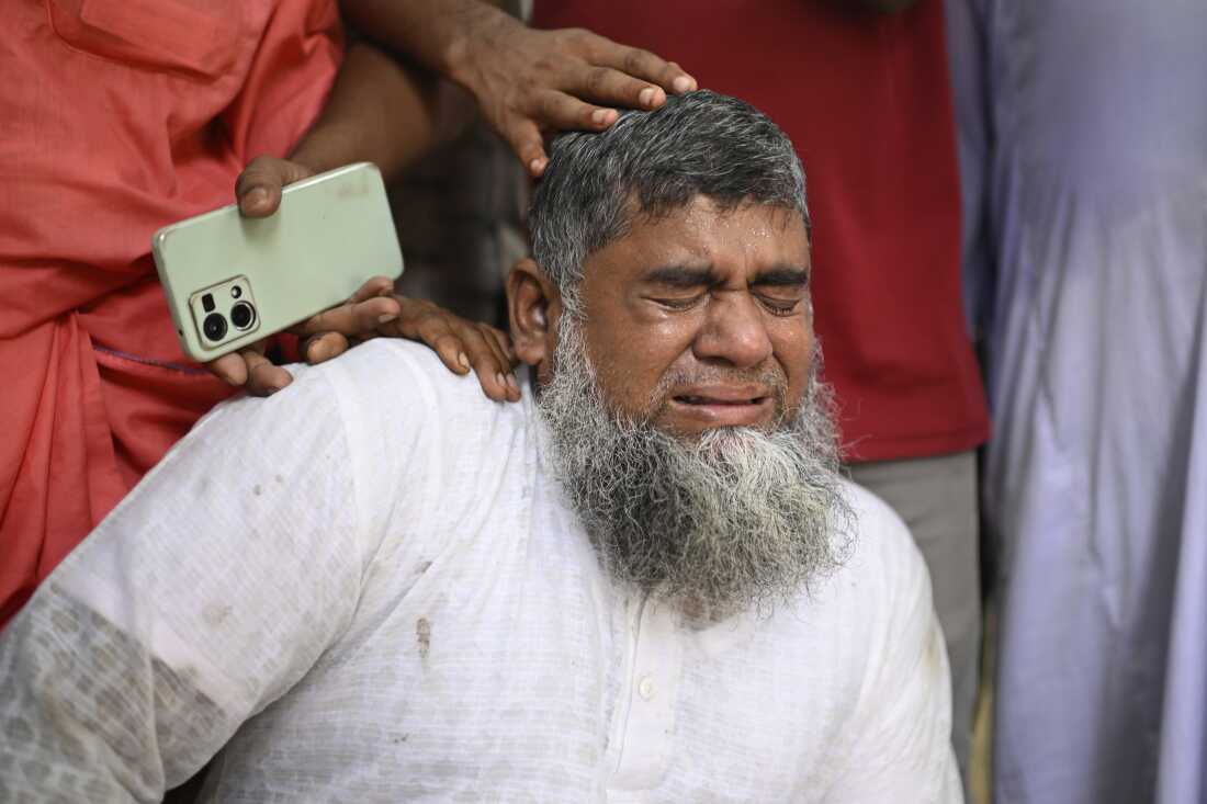 Shahbul, pai de uma estudante desaparecida, chora depois de uma aeronave de treinamento da Força Aérea de Bangladesh que colidiu com um campus da escola logo após a decolagem em Dhaka, Bangladesh, segunda -feira.