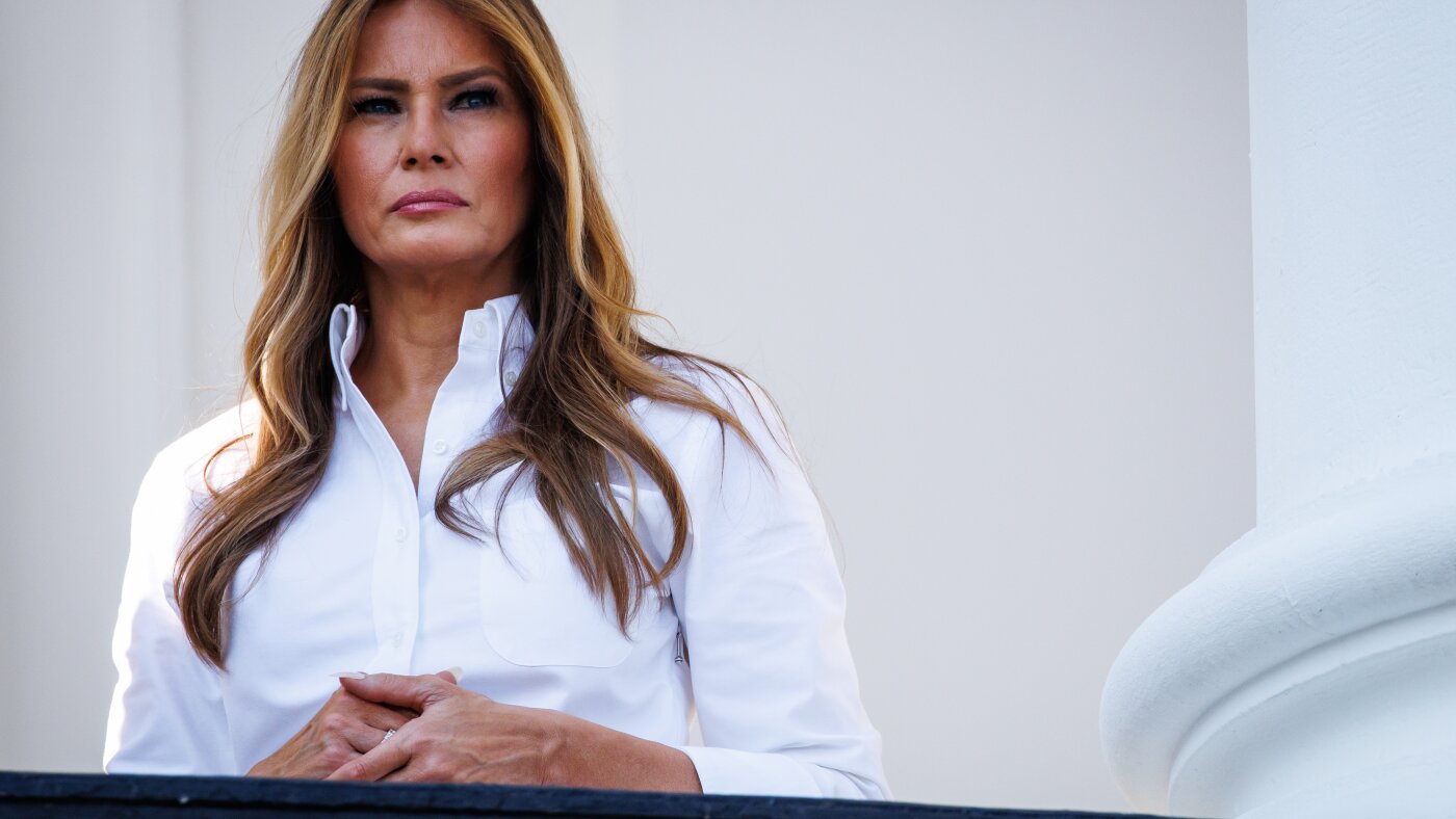 Melania Trump niega conocer a Epstein en una rara declaración pública: NPR