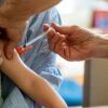 Un enfant reçoit un vaccin dans le bras.