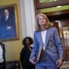 Lisa Murkowski szenátor, az R-Alaska, a Szenátus Hitelbizottságának tagja és a költségvetési egyeztetési csomag szavazási kulcsa hétfőn elhagyja a helyiséget, mivel a republikánusok végleges lendületet indítottak a Donald elnök nagy adómegszakításának és költségkedvezményeinek nagy adócsomagjának előmozdítására.