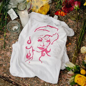 Fans pay tribute to Dolly Parton at Velvet Apple Music on August 26, 2026 in Nashville, Tennessee. Parton passed away on August 25, 2026 at the age of 80.