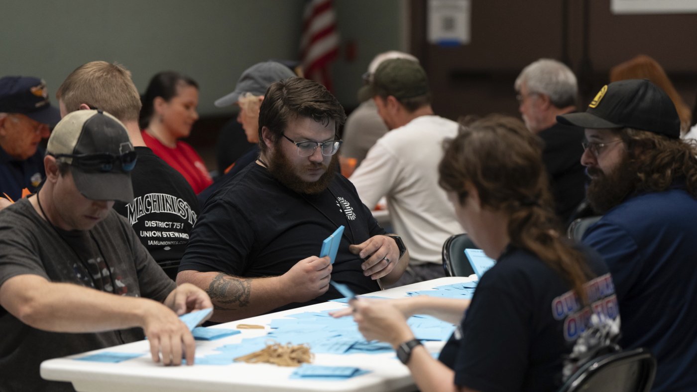 Boeing Machinists union votes to strike