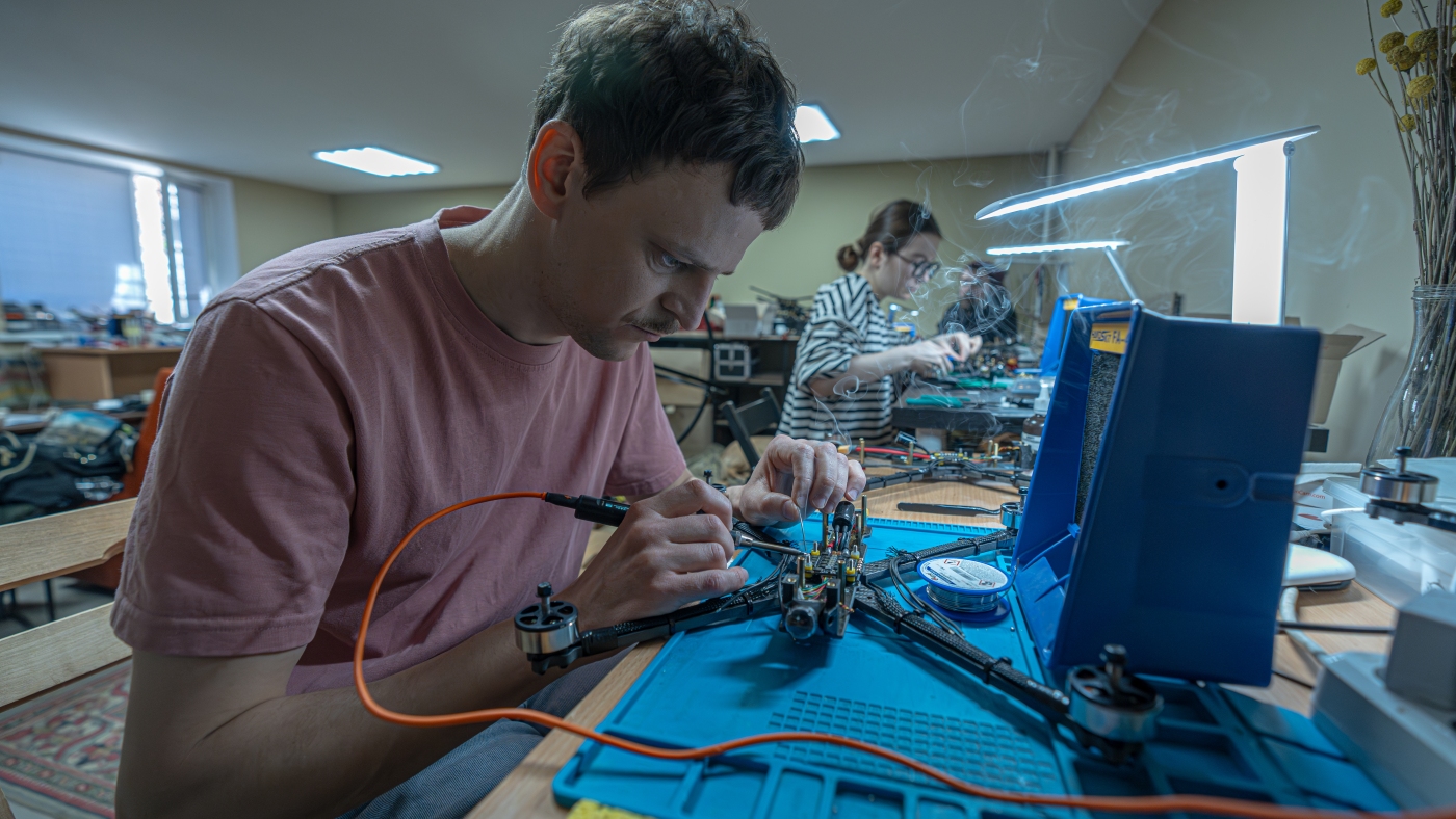 Pembuat drone DIY Ukraina membantu para pejuang di garis depan