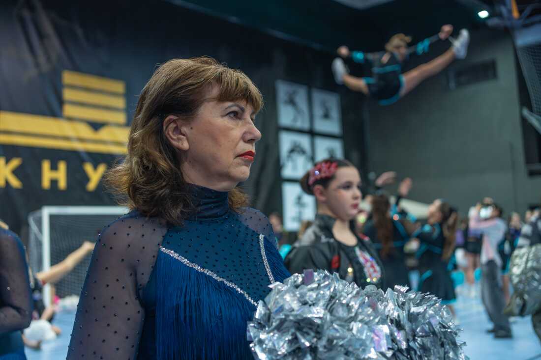 Halyna Plakhuta, 63, accountant en lid van het Sunrise-cheerleadingteam.