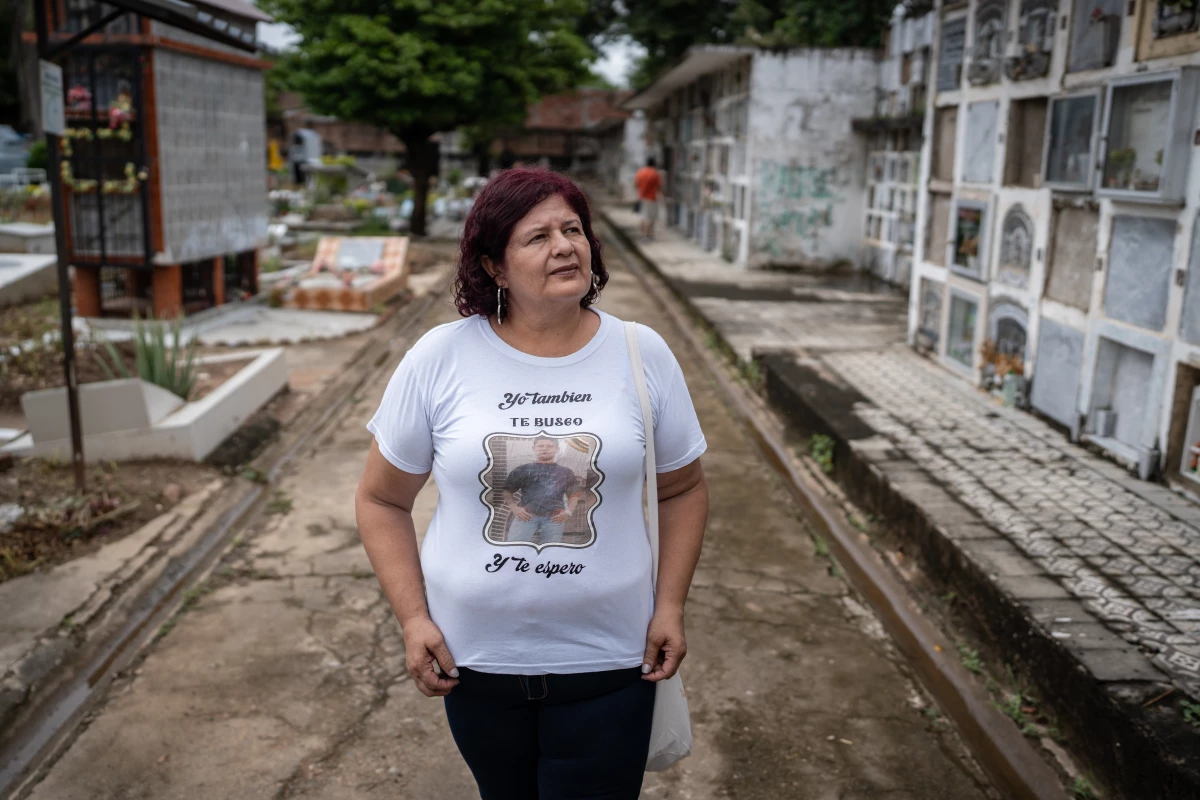 Yanet Bermúdez, whose son disappeared in 2008 during Colombia's armed conflict, wears a shirt that says, 'I am also looking for you and waiting for you', Central Cemetery in Neiva, Huila, on April 30, 2025.