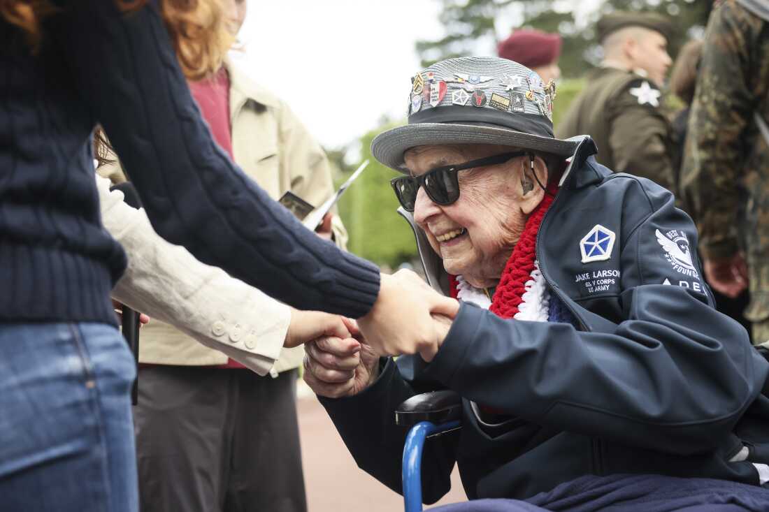 O veterano da Segunda Guerra Mundial Jake Larson conhece jovens durante cerimônias no cemitério dos EUA para comemorar o 81º aniversário dos desembarques do Dia D, em 6 de junho de 2025 em Colleville-sur-Mer, Normandia.
