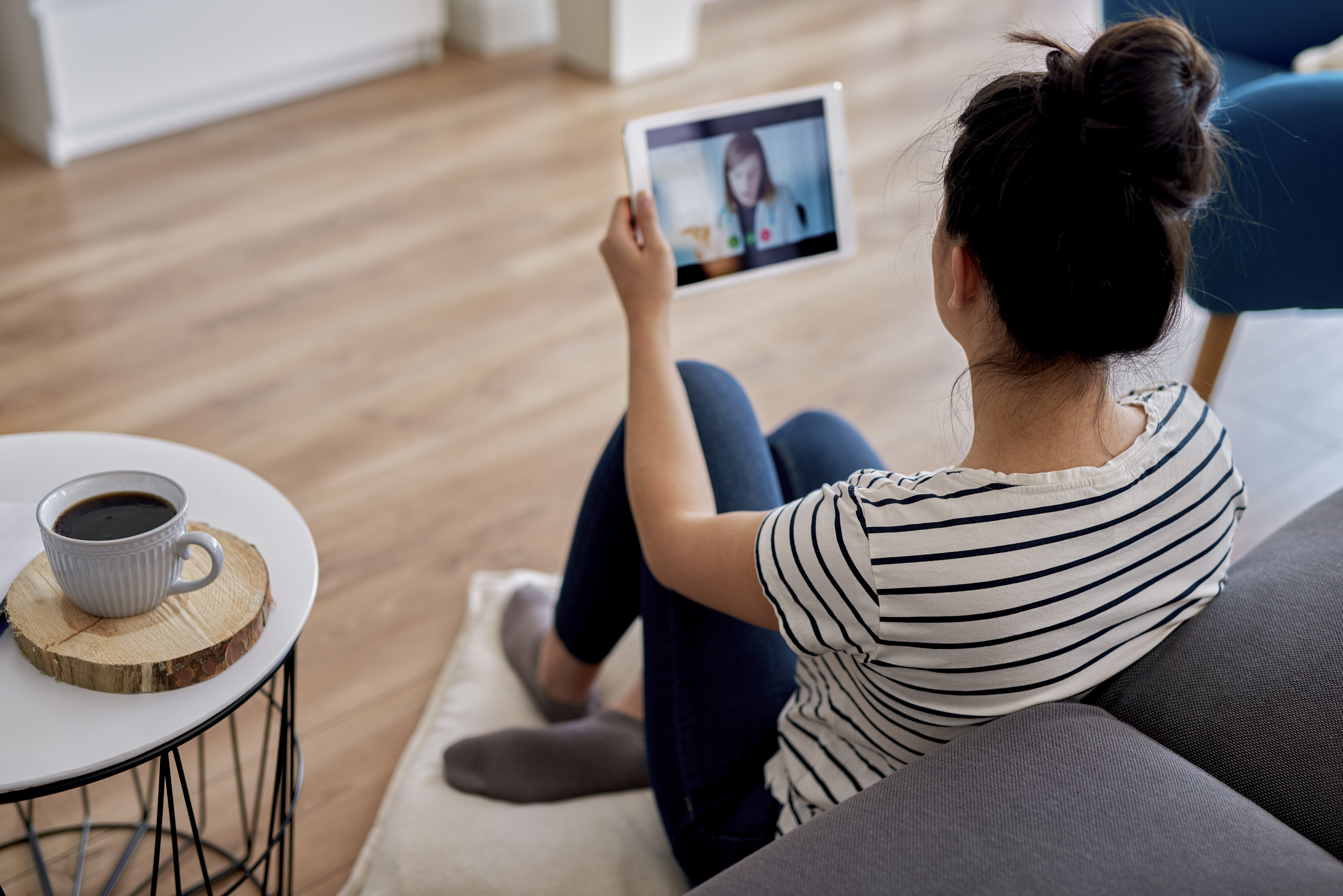 Brief glitches in video calls may seem like no big deal, but a new study suggests they can have a negative effect on how trustworthy a person is perceived to be. <br>