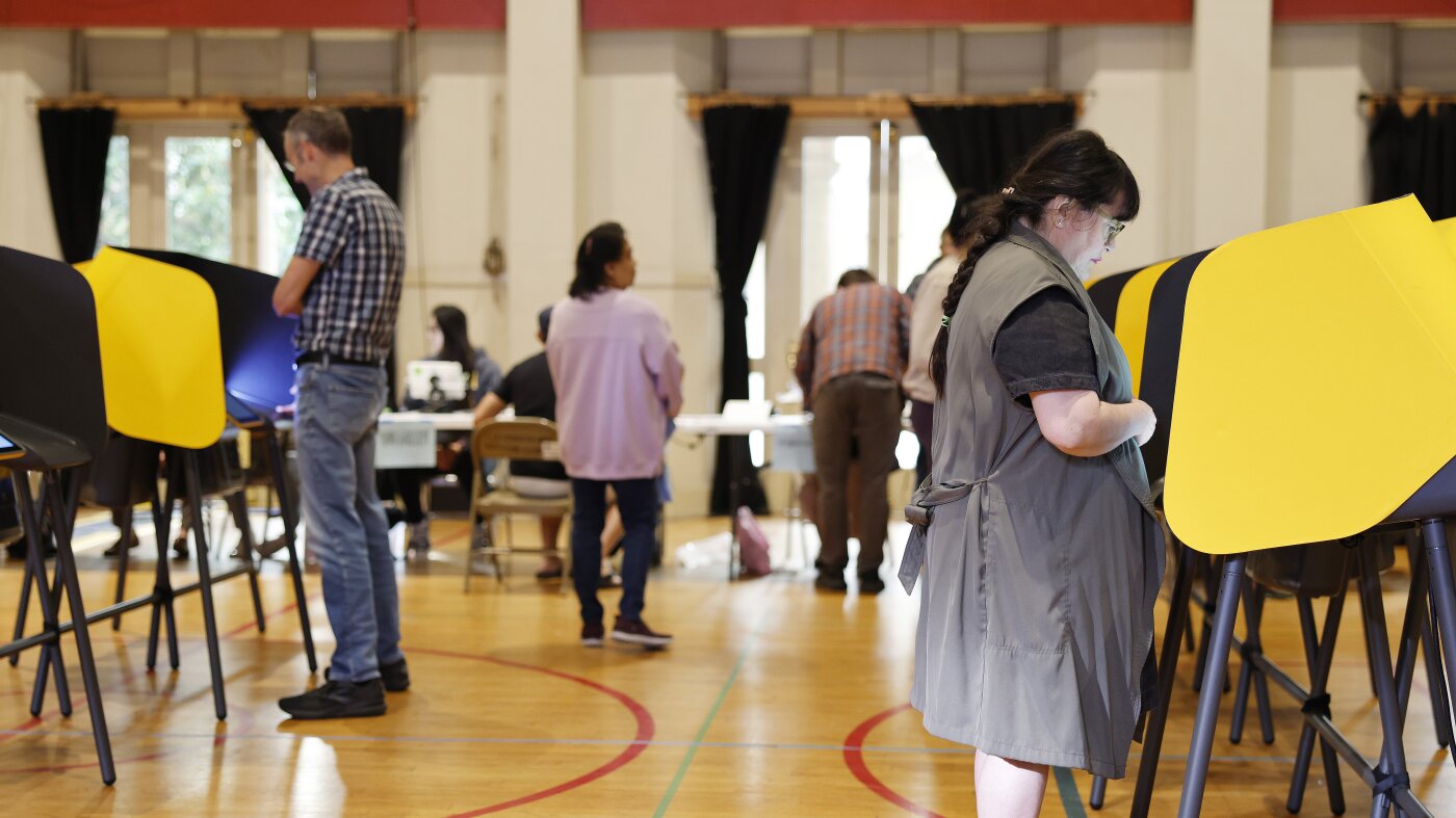 Los planes republicanos para reformar la votación están de regreso. Esto es lo nuevo: NPR