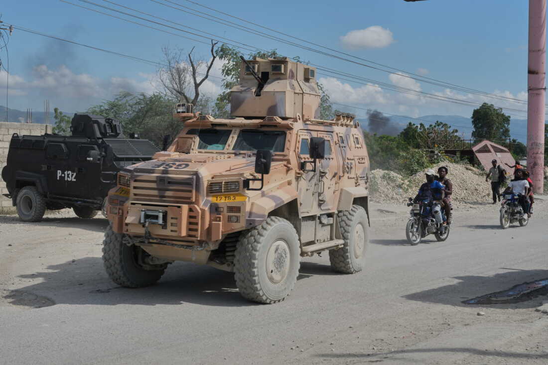 Qang əleyhinə Qüvvələrə (GSF) aid zirehli polis avtomobilləri 19 oktyabr 2026-cı il, bazar ertəsi günü Haiti, Port-o-Prens, Tabarre məhəlləsində patrul xidməti aparır.